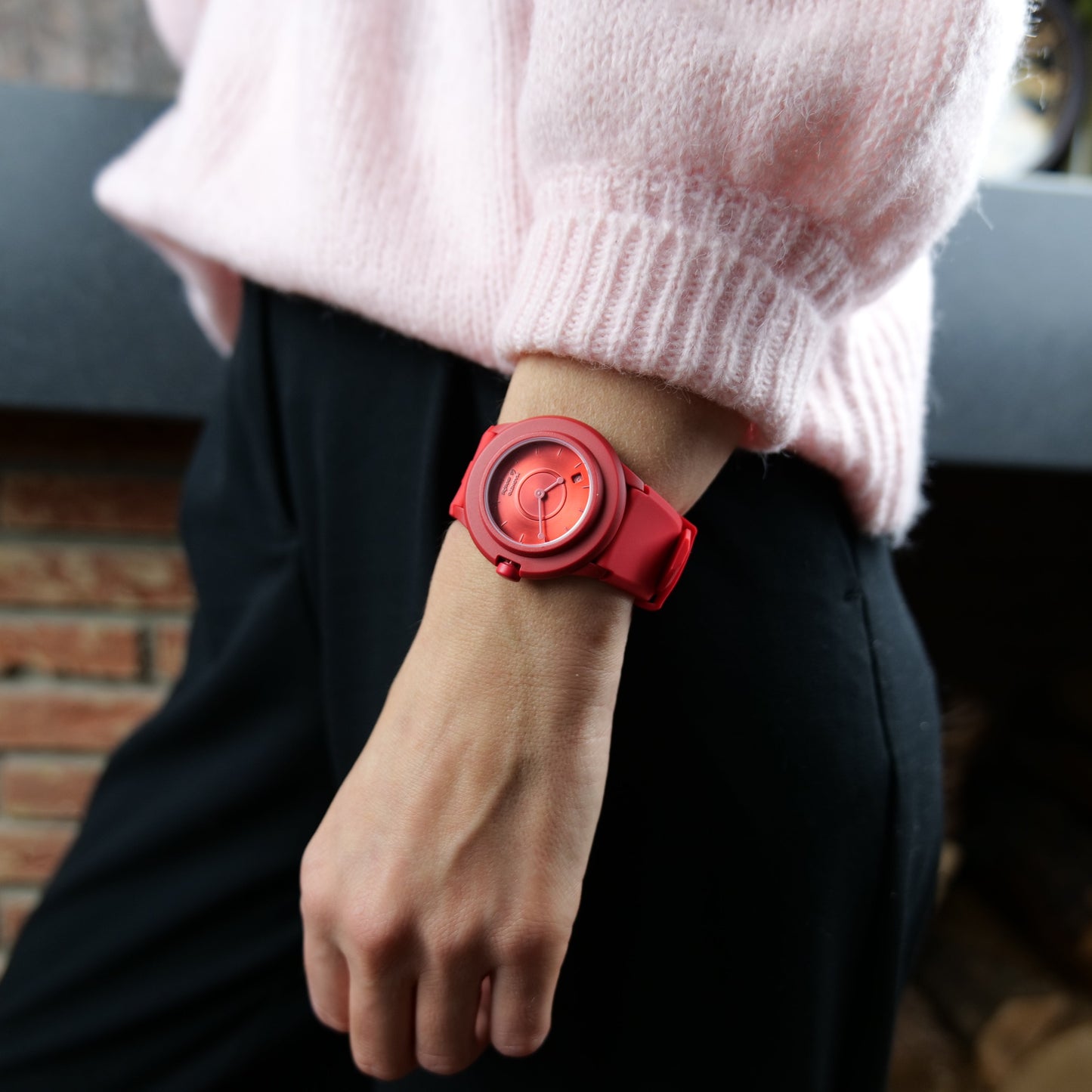 La-Montre-Red-Female-2