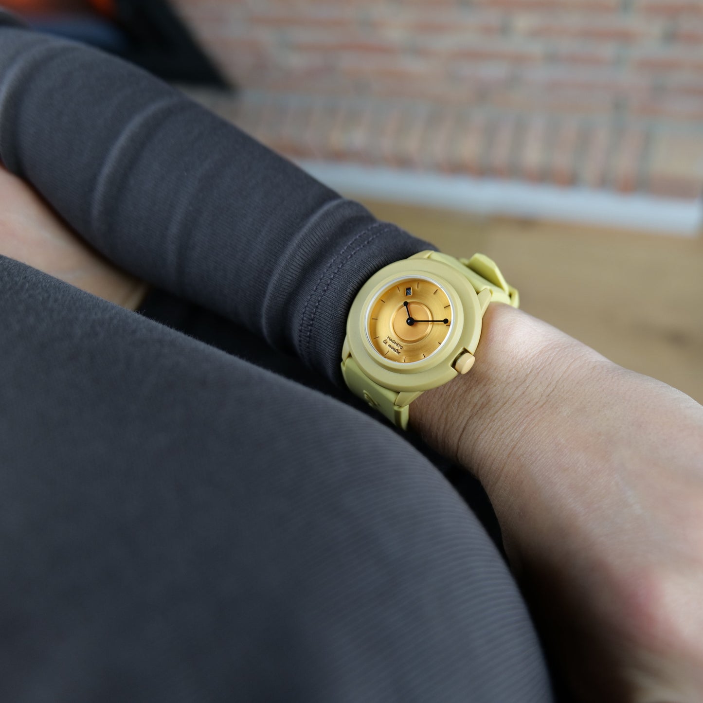 La-Montre-Yellow-Female-4