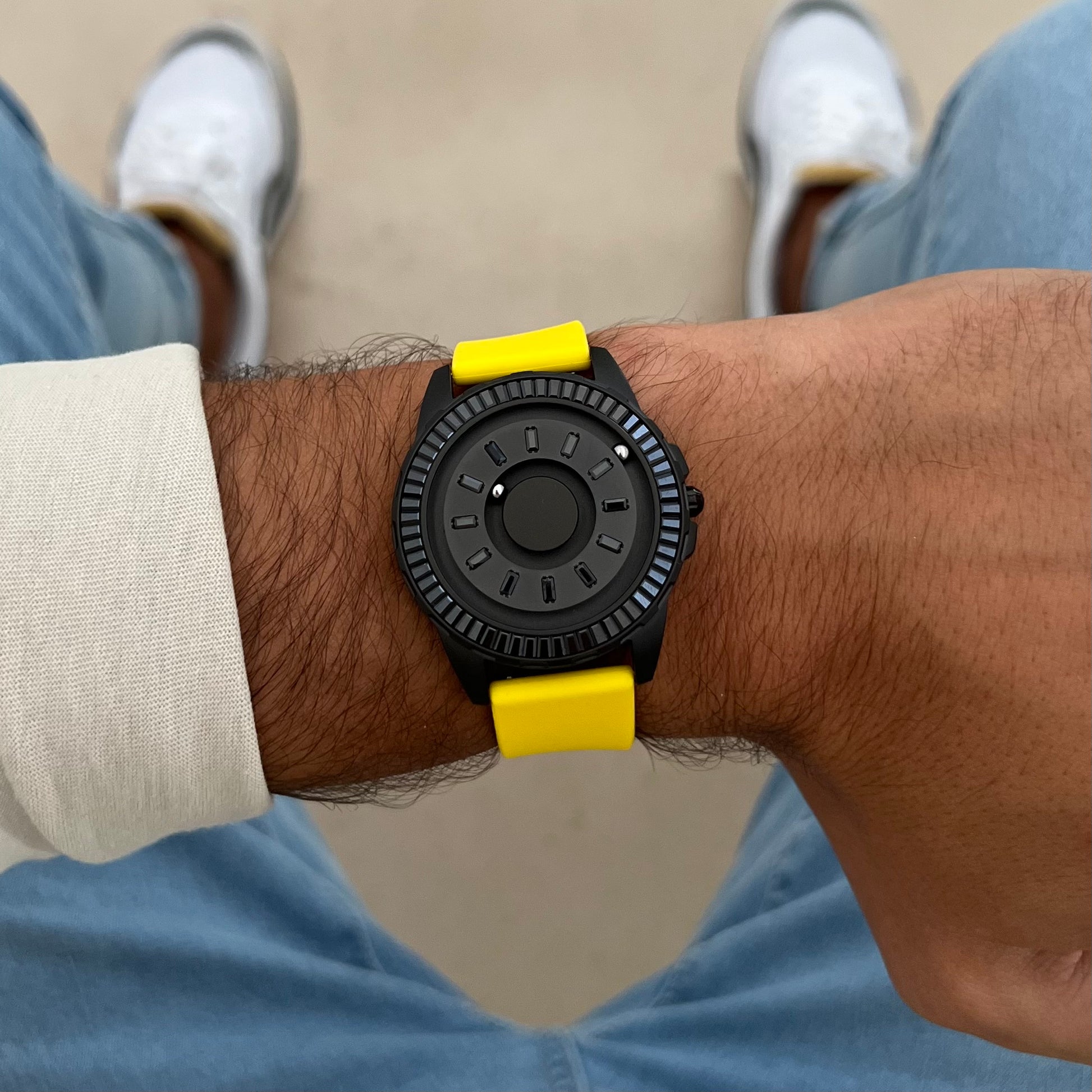 Magneto-Watch-Crytal-Black-Silicone-Yellow-Lifestyle-2023