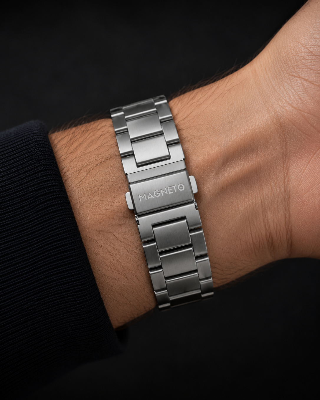 Magneto-Watch-Edelstahl-Silber-Lifestyle