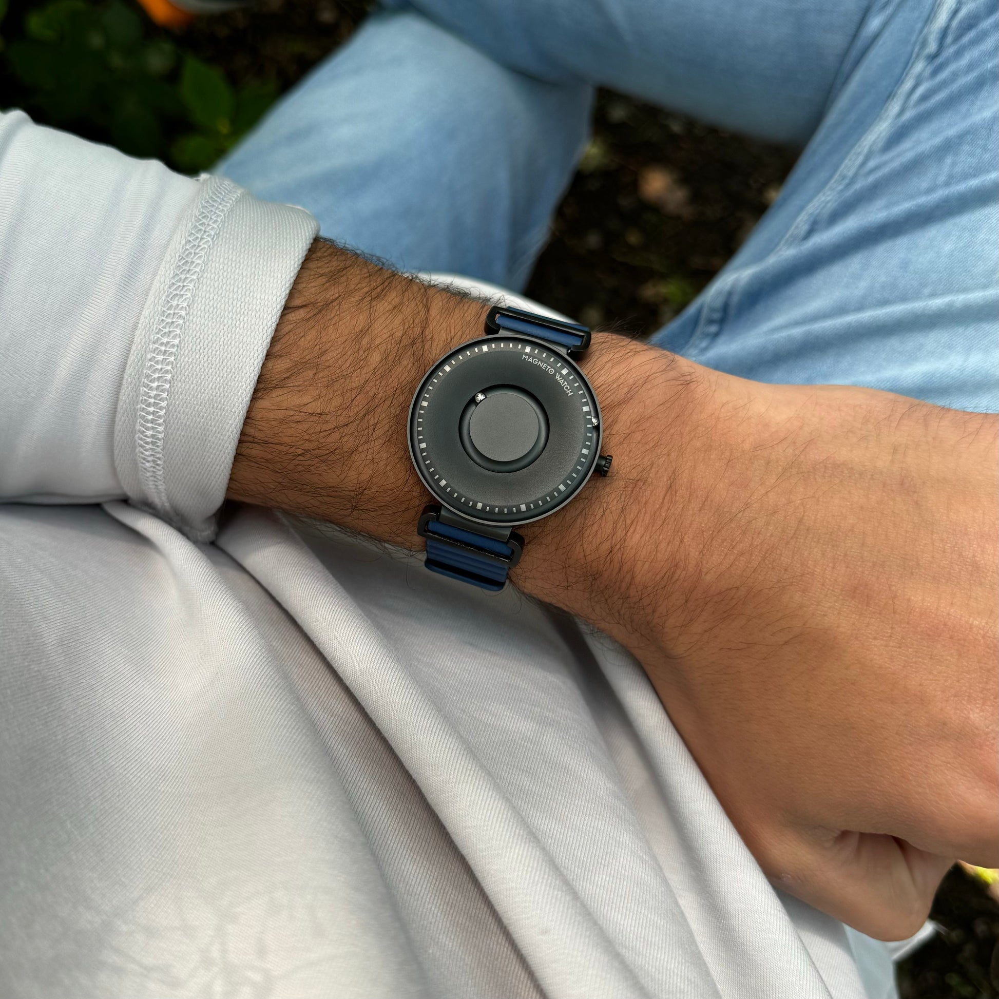 Magneto-Watch-Fusion-Black-Leather-Blue-Lifestyle-1