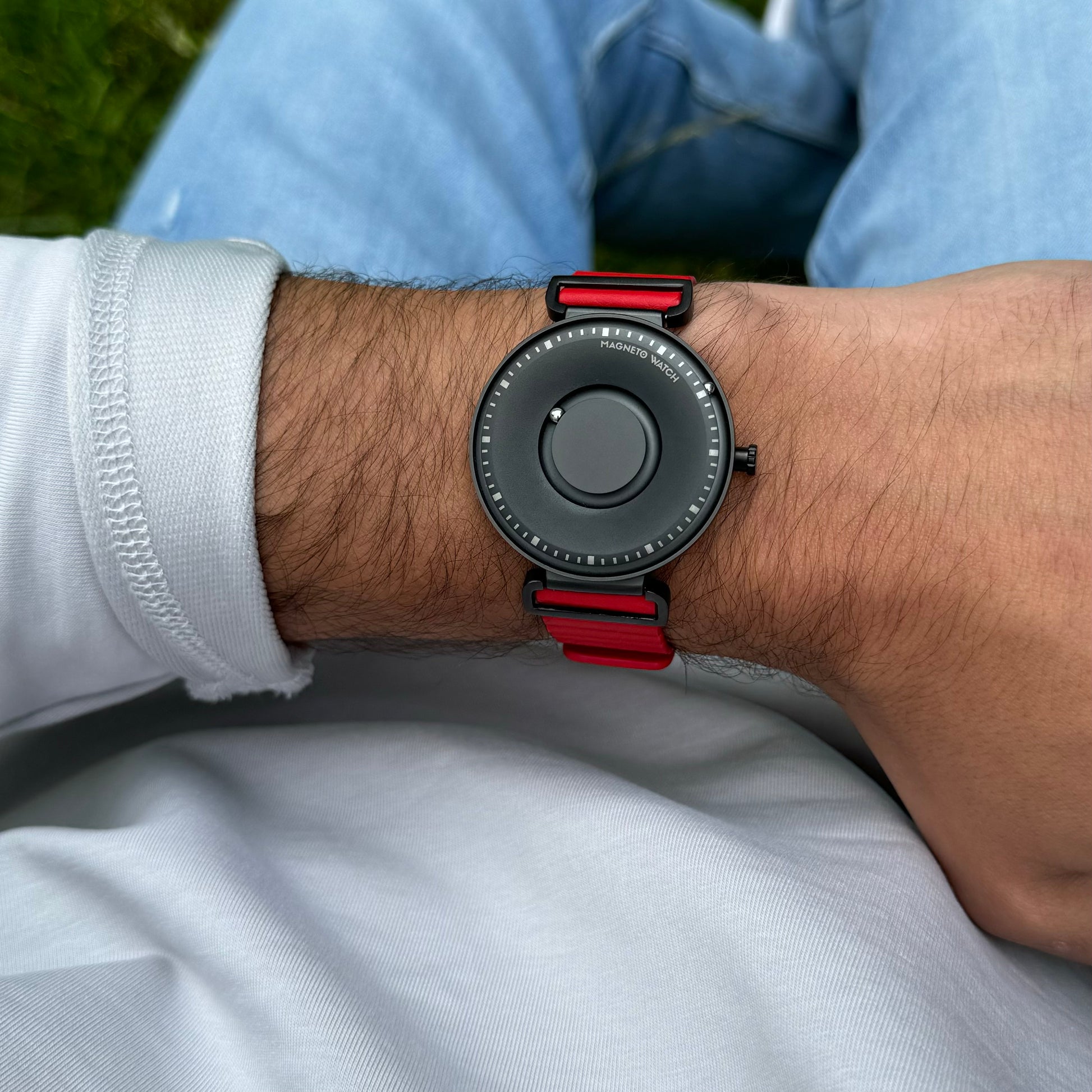Magneto-Watch-Fusion-Black-Leather-Red-Lifestyle-1