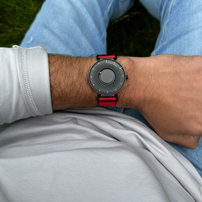 Magneto-Watch-Fusion-Black-Silicone-Red-Lifestyle-1