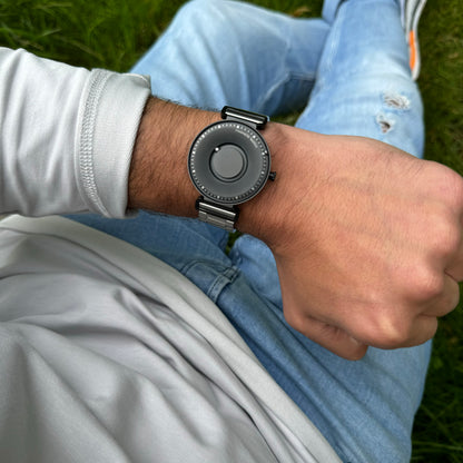 Magneto-Watch-Fusion-Black-Steel-Silver-Lifestyle-1
