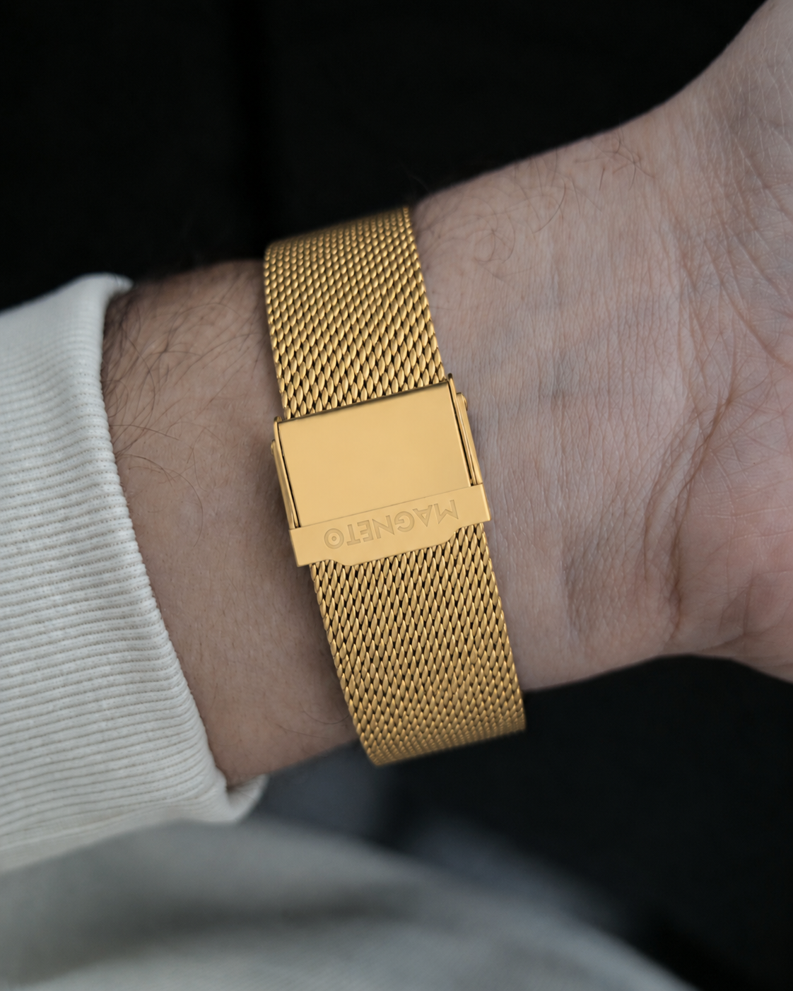 Magneto-Watch-Fusion-Gold-Mesh-Gold-Lifestyle