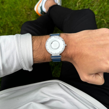 Magneto-Watch-Fusion-Silver-Leahter-Blue-Lifestyle-1