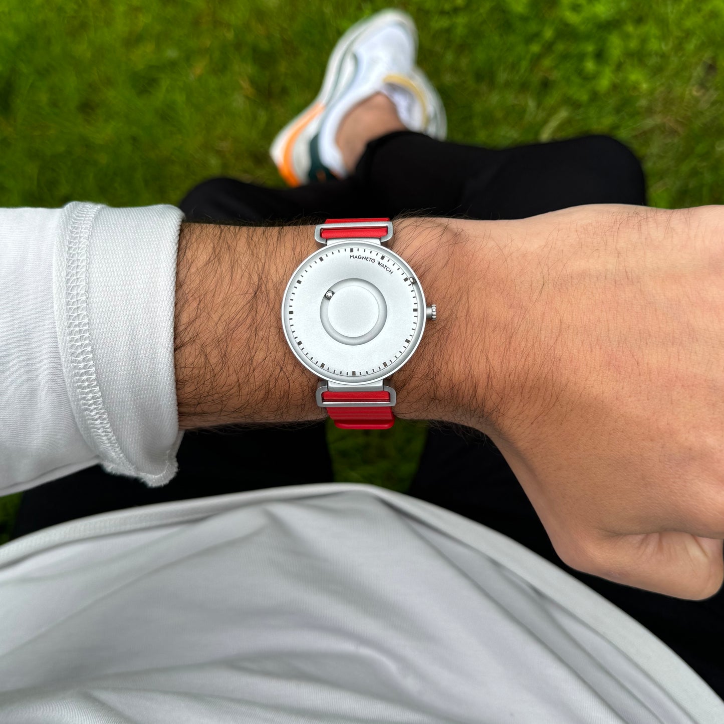 Magneto-Watch-Fusion-Silver-Leahter-Red-Lifestyle-1