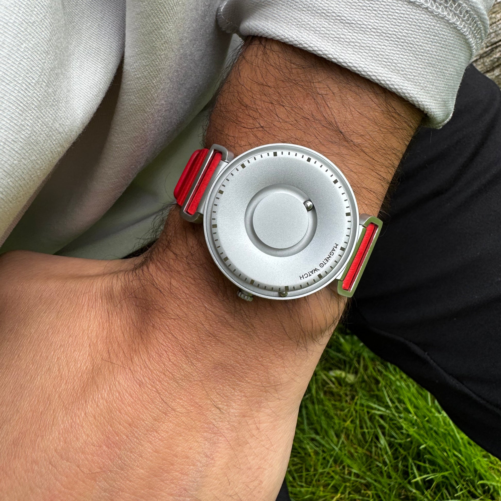 Magneto-Watch-Fusion-Silver-Leahter-Red-Lifestyle-2
