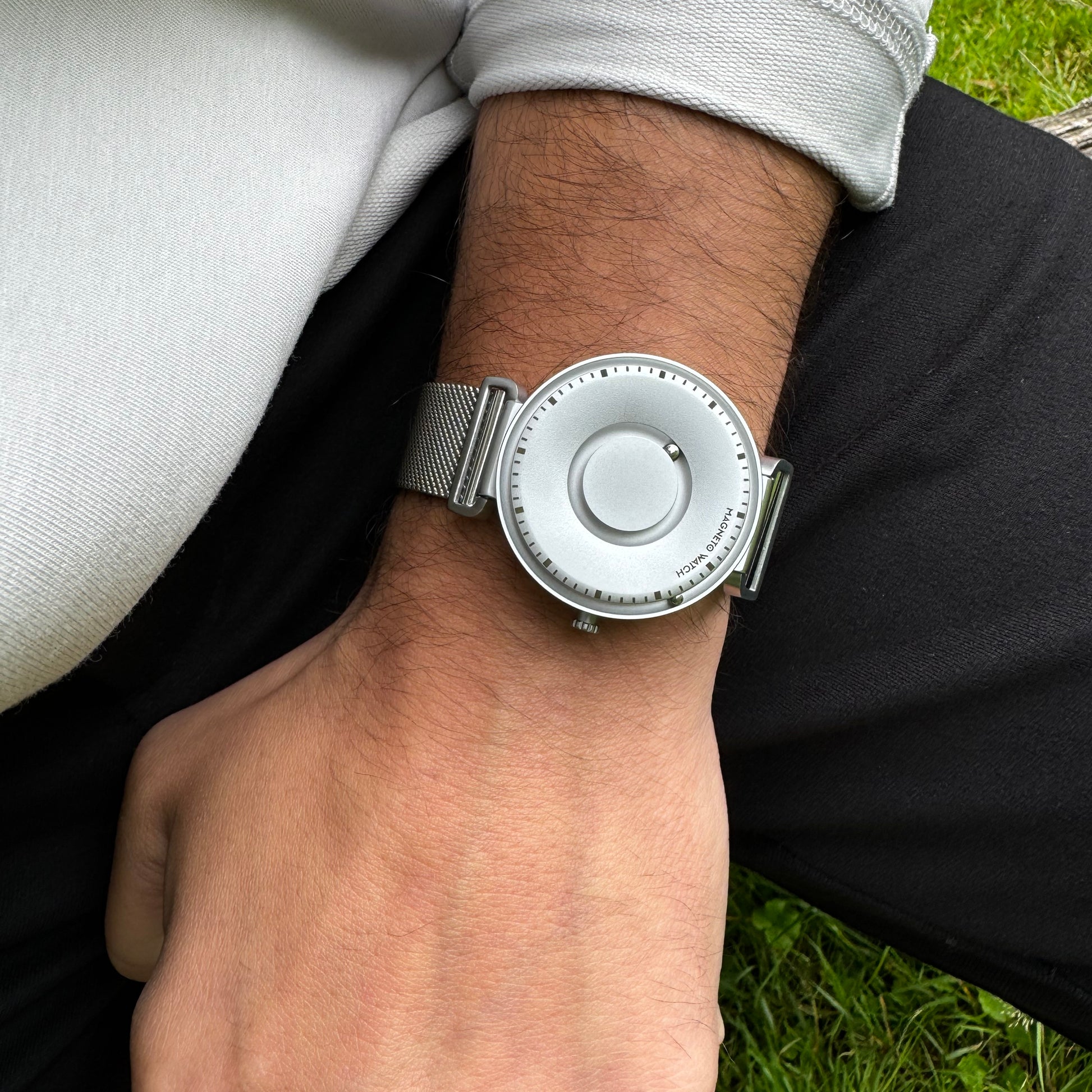 Magneto-Watch-Fusion-Silver-Mesh-Silver-Lifestyle-2