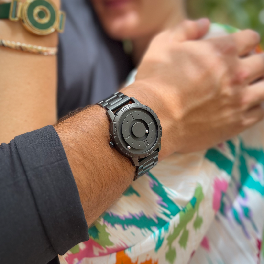    Magneto-Watch-Komet-Black-Edelstahl-Schwarz-Lifestyle-2023_2