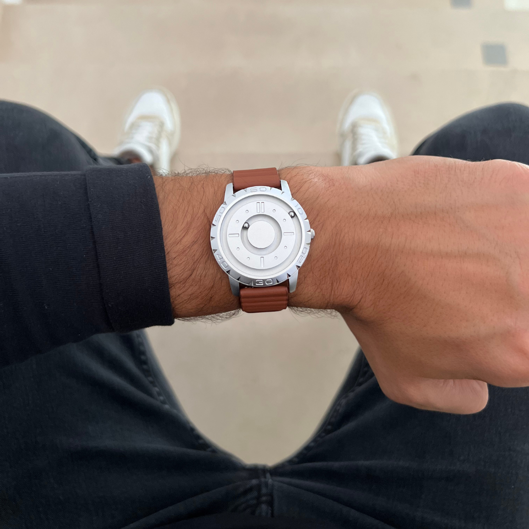 Magneto-Watch-Komet-Silver-Leather-Brown-Lifestyle-2023