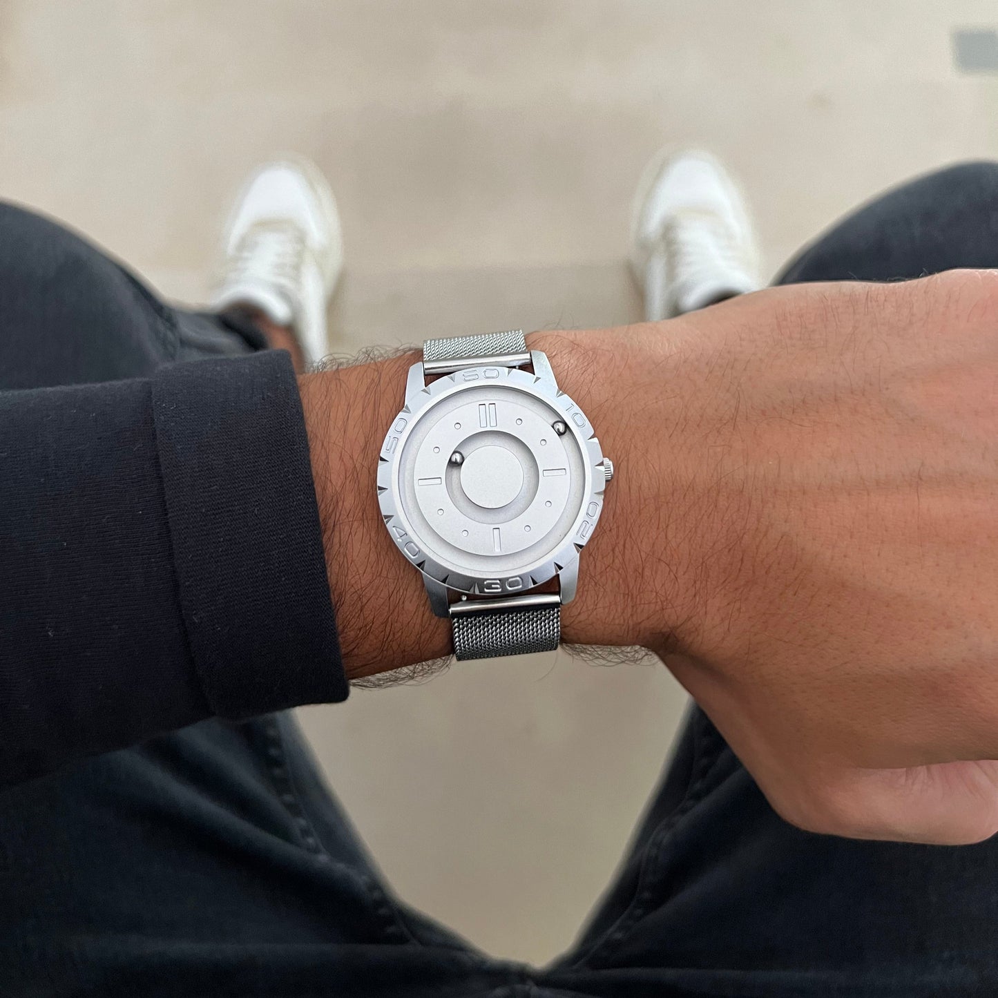 Magneto-Watch-Komet-Silver-Mesh-Silver-Lifestyle-2023