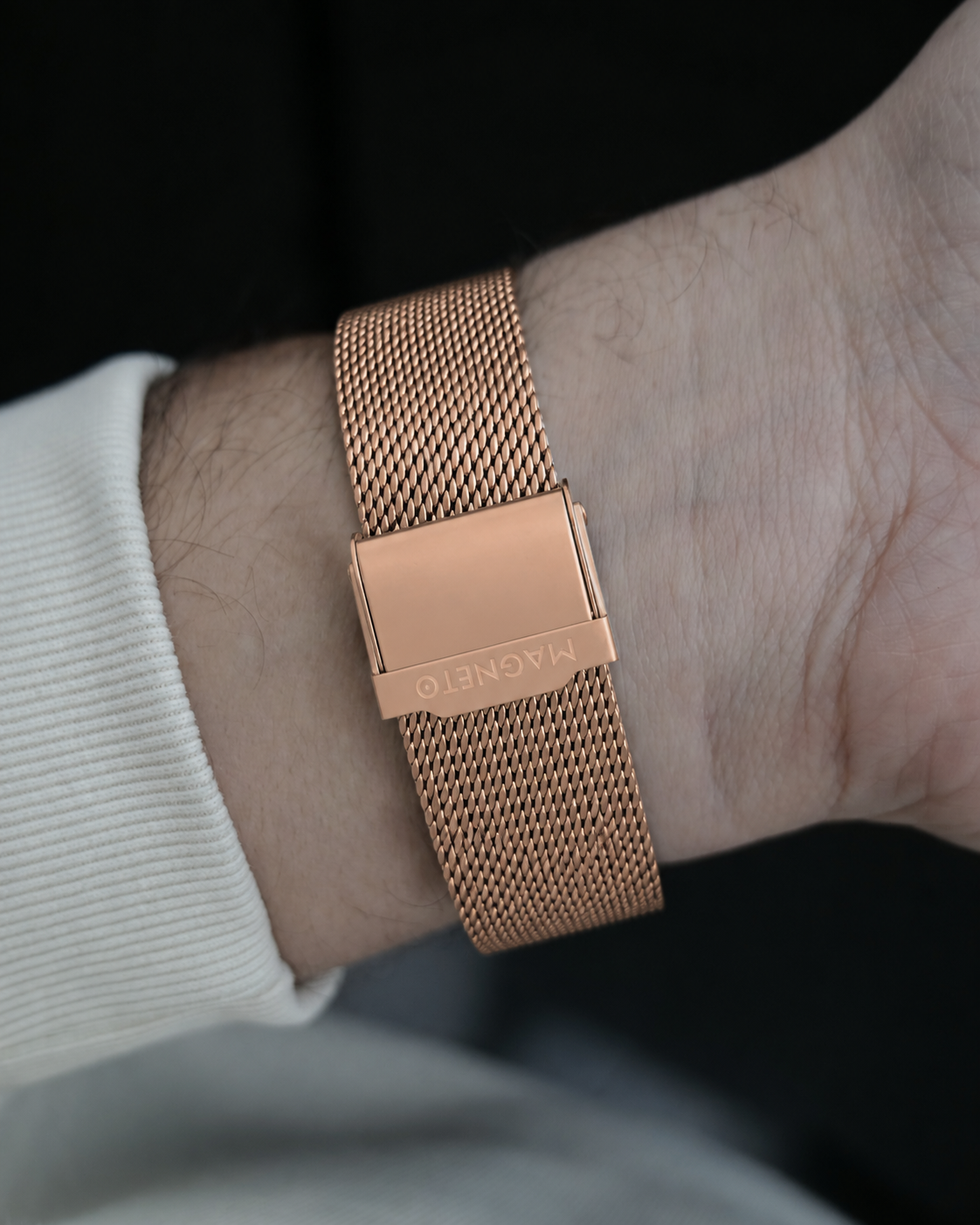 Magneto-Watch-Mesh-Coffee-Lifestyle