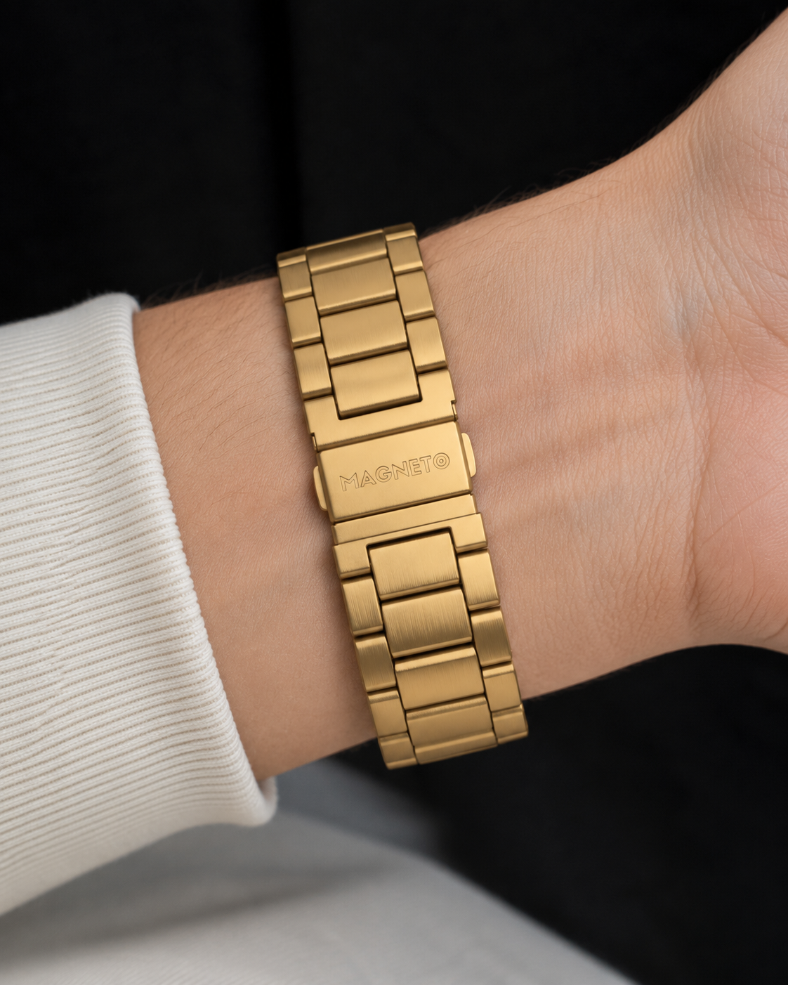 Magneto-Watch-Steel-Gold-Lifestyle