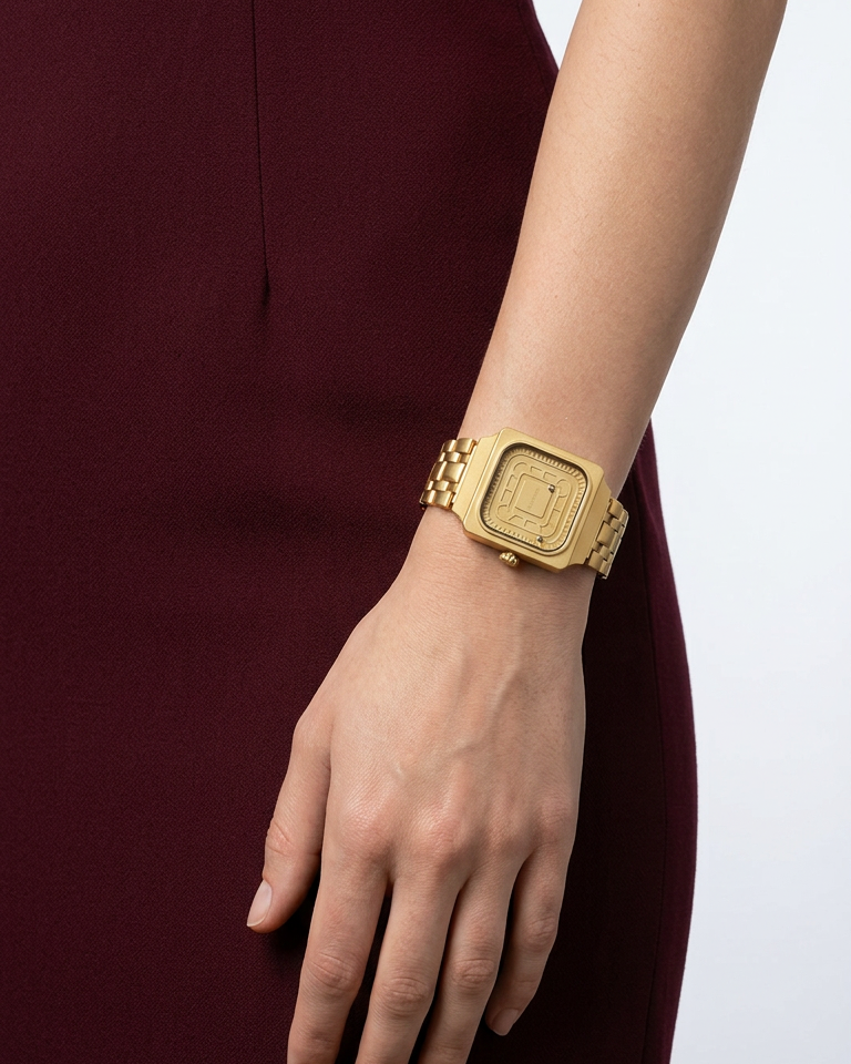 Square-Gold-Lifestyle-Female