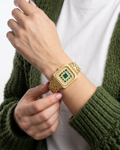 Square-Resin-Gold-Lifestyle-Female