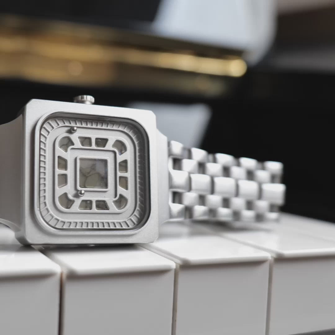 Square-Resin-Silver-Video-Woman-Man