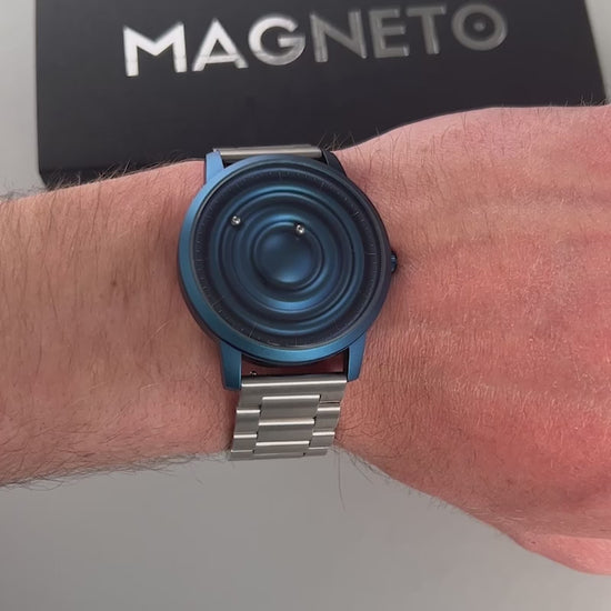 Magneto-Watch-Wave-Blue-Edelstahl-Silber-Handgelenk-Video
