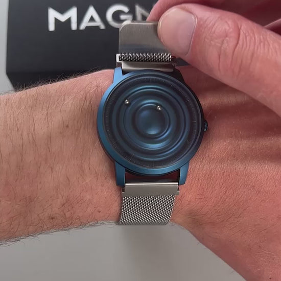 Magneto-Watch-Wave-Blue-Maschenarmband-Silber-Handgelenk-Video